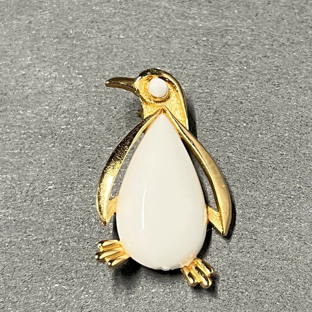 Trifari Vintage Penguin Brooch Gold Tone White‎ Cabochon Animal Pin